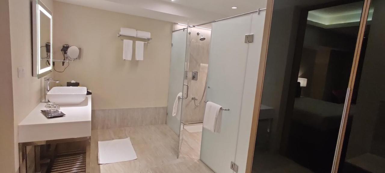 O By Tamara, Trivandrum Thiruvananthapuram Exterior foto A shower with a sliding door